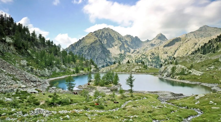 vue du lac du boreon entouré de montagnes