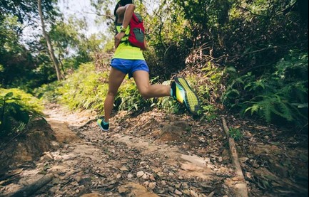 pphoto d'une femme entrain de participer à un trail