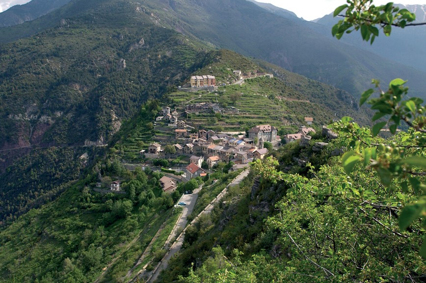 une vue aérienne du village