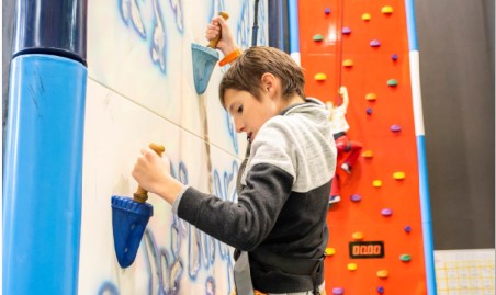 enfant entrain d'escalader
